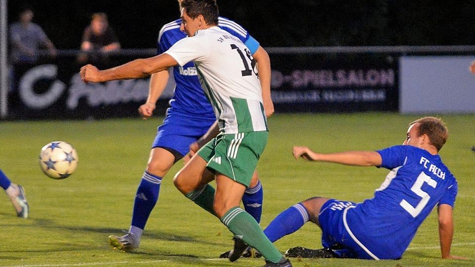 Der FC Aich (in Blau) gegen den SV Bad Heilbrunn.