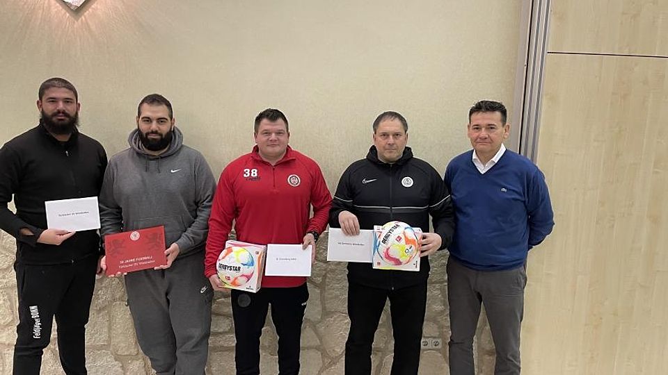 Bei der Sitzung der Wiesbadener Fußballer wurden der Türkische SV (50 Jahre), der SC Gräselberg (60 Jahre), die Spielvereinigung Igstadt (75 Jahre), der SV Niedernhausen (90 Jahre), der SV Schierstein 13 (90 Jahre) und die SG Germania (120 Jahre) vom Hessischen Fußballverband (HFV) ausgezeichnet.	Foto: Knitel