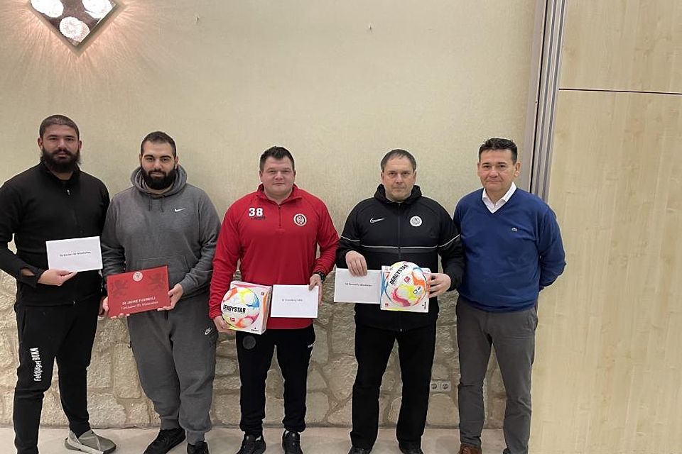 Bei der Sitzung der Wiesbadener Fußballer wurden der Türkische SV (50 Jahre), der SC Gräselberg (60 Jahre), die Spielvereinigung Igstadt (75 Jahre), der SV Niedernhausen (90 Jahre), der SV Schierstein 13 (90 Jahre) und die SG Germania (120 Jahre) vom Hessischen Fußballverband (HFV) ausgezeichnet.	Foto: Knitel