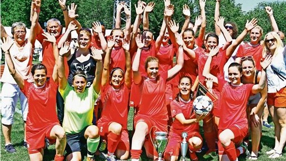 Großer Jubel bei den  Regionenliga-Fußballerinnen des TSV Plattenhardt. Foto: Baumann