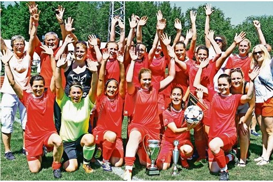 Großer Jubel bei den  Regionenliga-Fußballerinnen des TSV Plattenhardt. Foto: Baumann