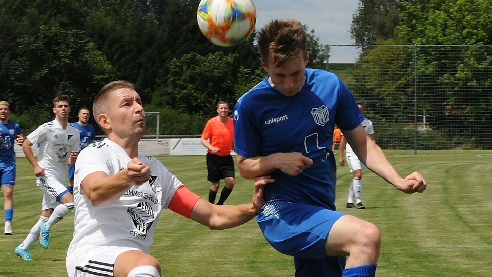 Die SpVgg Langerringen (in blau) steht vor dem ersten Bezirksliga-Spiel der Vereinsgeschichte.
