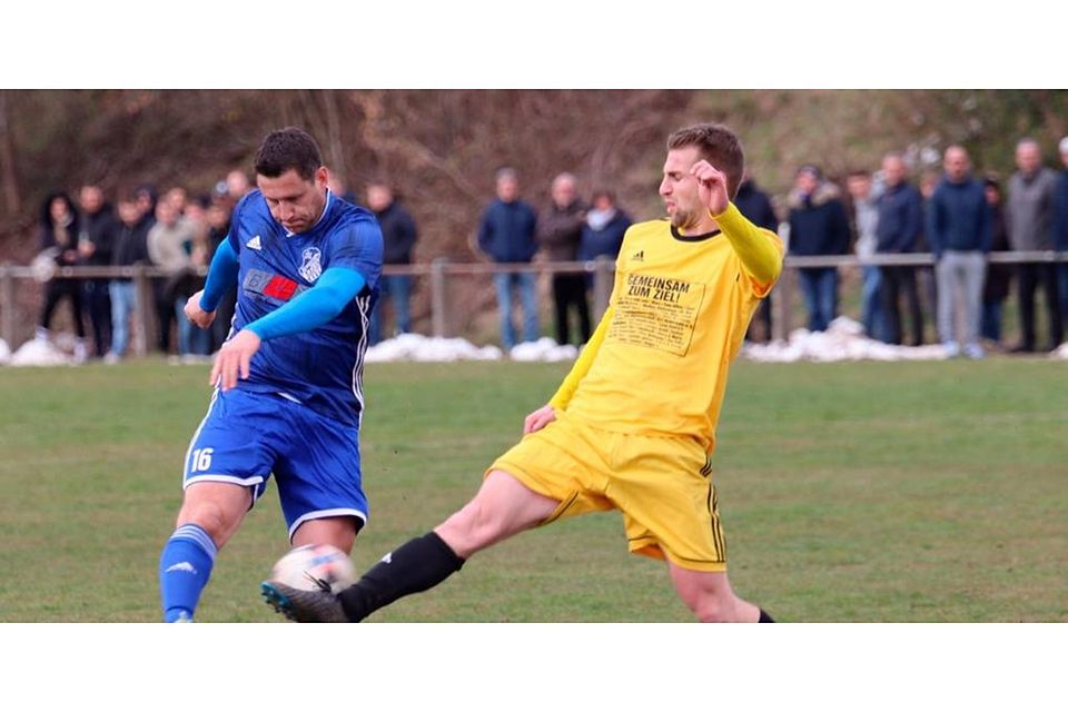   Vom Spielfeldrand grüßt noch die weiße Pracht, die Freiwillige am Samstag vom Rasen geschoben haben. Im Kreisoberliga-Derby zieht Jan Peller (l.) von der SG Quembach/Oberwetz/Schwalbach beherzt ab, während Christian Brückner von der SG Reiskirchen/Niederwetz in die Flugbahn des Balles grätscht. Foto: Christian Halling