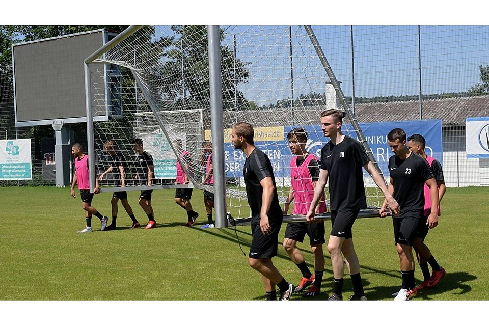 Weiter eine tragende Rolle beim FC Nöttingen kann Niklas Kolbe (Dritter von rechts) spielen, nachdem er seinen Vertrag verlängert hat. Foto: Ripberger