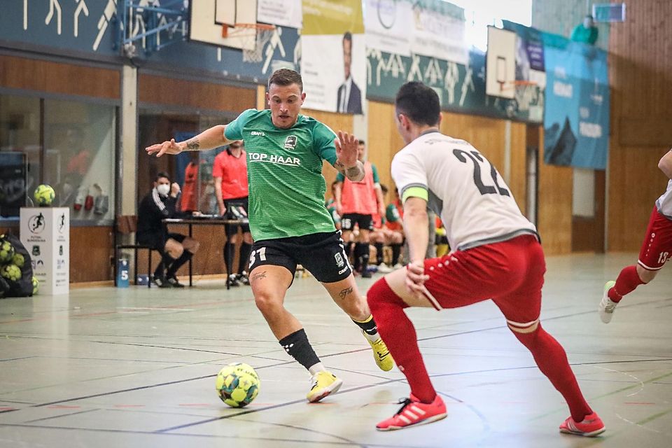 Marco Hiry (links) vom FC Penzberg im Futsal-Bundesliga-Viertelfinale gegen den Stuttgarter Futsalclub. Marco Hiry (links) vom FC Penzberg im Futsal-Bundesliga-Viertelfinale gegen den Stuttgarter Futsalclub.