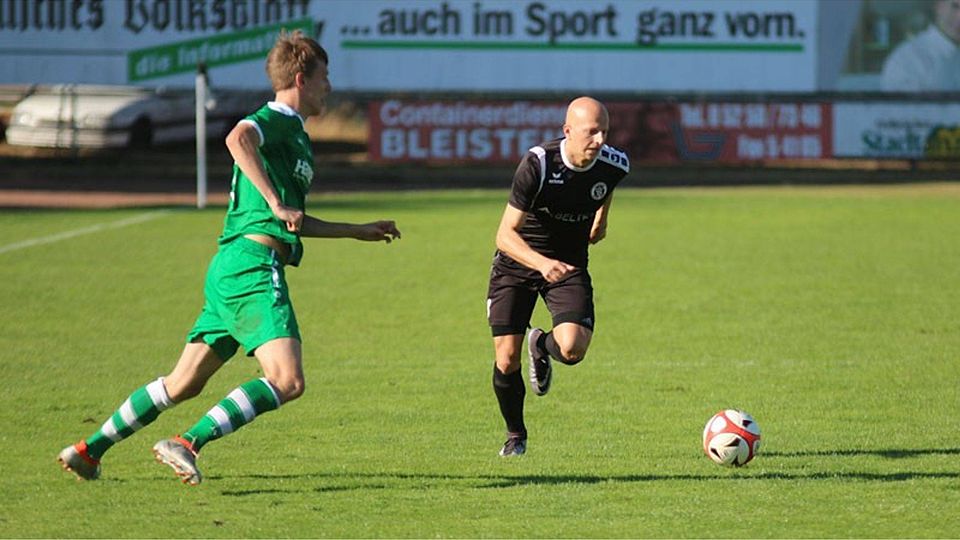 Zweifacher Vorbereiter: Delbrücks Maximilian Meyer (r.) bereitete beim 2:0-Auswärtssieg des DSC bei Viktoria Heiden beide Treffer vor. F: Heinemann