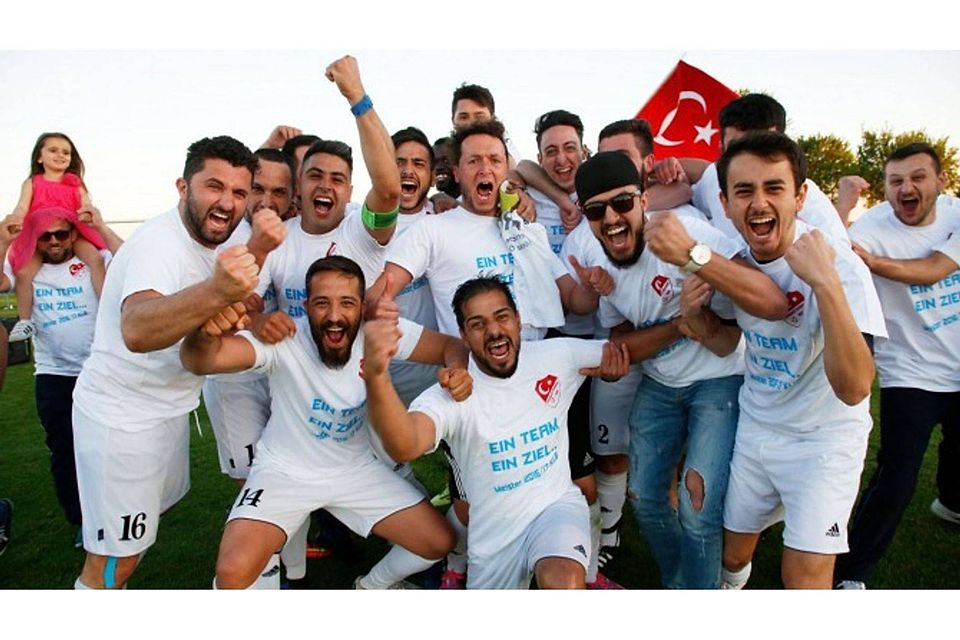 Der TSV Türkgücü Ehingen bejubelt den vorzeitigen Titelgewinn in der Fußball-Kreisliga B1 und damit den Aufstieg in die Liga A. Foto: Geiger Herbert