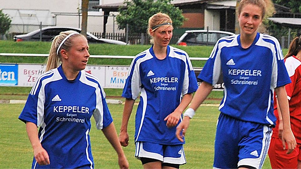 Die Spielerinnen des FC Loppenhausen (blaue Trikots) mussten sich im Endspiel um den Bezirkspokal dem TSV Pfersee mit 1:6 geschlagen geben. Es ist die zweite Finalniederlage in Folge für die FCL-Frauen.