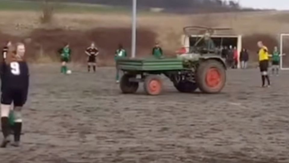 Ein ungewöhnlicher Vorfall in Bayern sorgte für eine Spielunterbrechung.