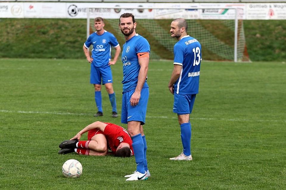 Etwas ratlos wirkten Silas Köllmer, Deniz Darcarn und Sebastian Baumann (blaue Trikots, von links) währned der 1:5-Niederlage gegen den SC Idar.	Foto: Mario Luge