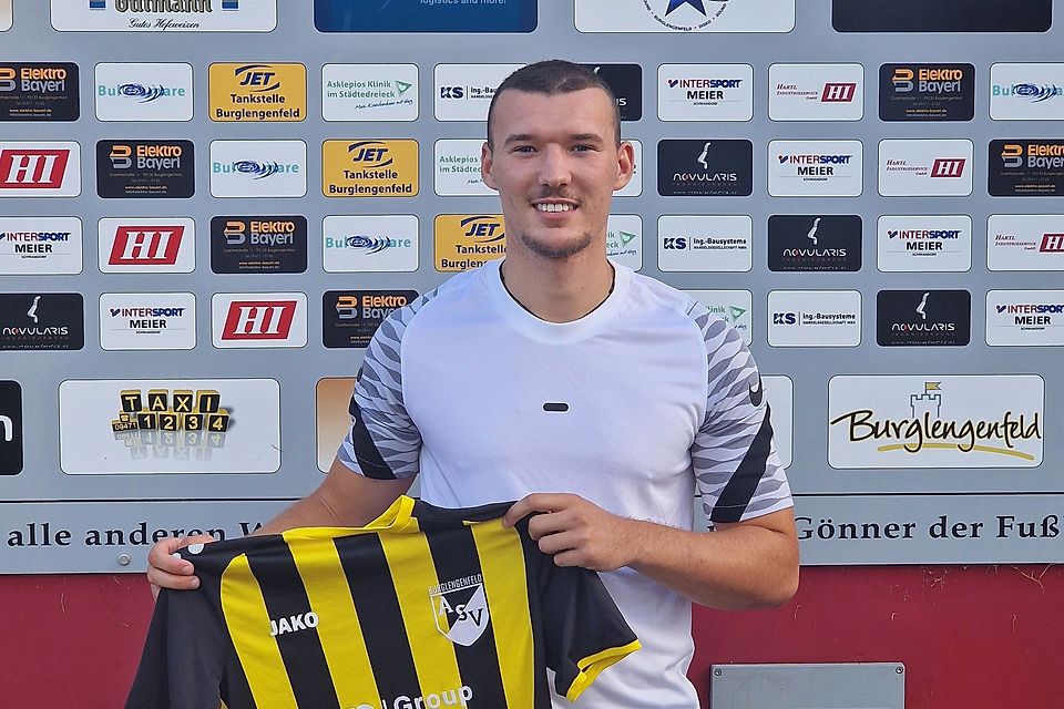 Jona Hofbauer posiert mit seinem neuen Spielertrikot. Jona Hofbauer posiert mit seinem neuen Spielertrikot.