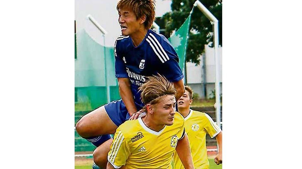 Der Reimsbacher Ozono Kazusa (oben) bedient sich beim Kopfball der freundlichen Mitarbeit von Jannik Spath. Foto: Britz