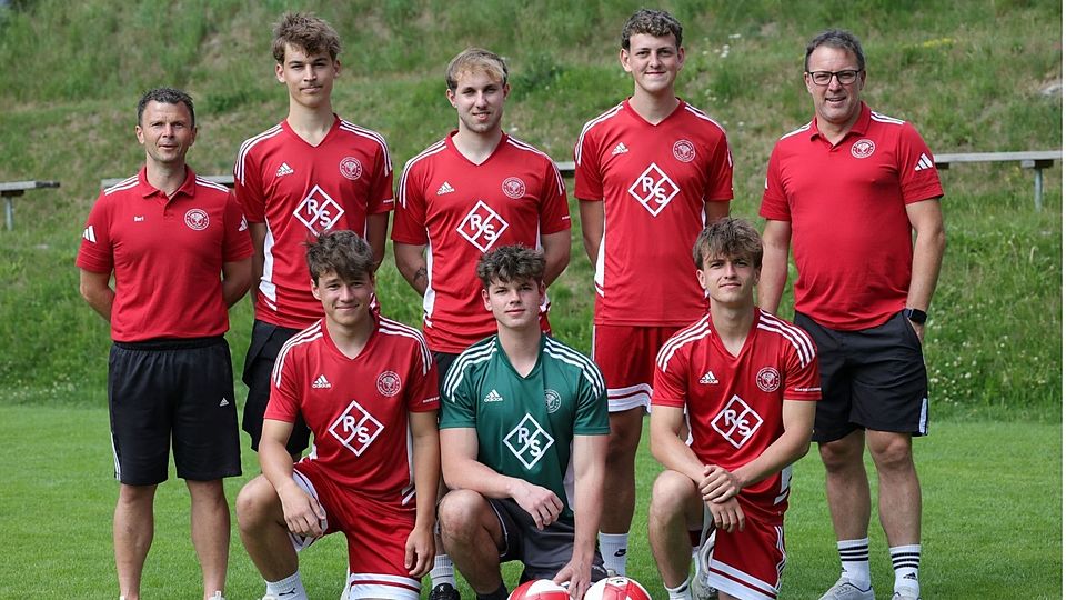 (hinten v.l.) Trainer Albert Weindl, Emil Fleischmann, Valentin Geiger, Samuel Mies, Spartenleiter Thomas Ketzer,  (vorne v.l.) Julia Steer, Benjamin Kilger, Timo Holzapfel. 