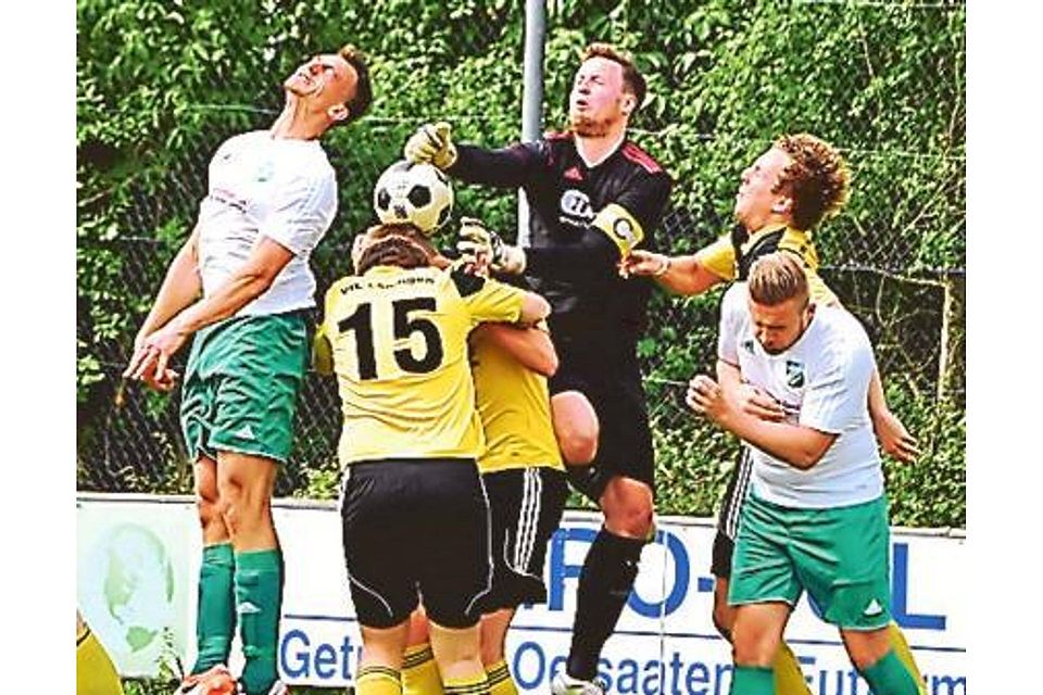 Der SC Sternbusch hat nach dem 3:1-Sieg gegen den VfL Löningen (in Gelb-Schwarz) im Abstiegskampf gute Karten. Lichtfuß