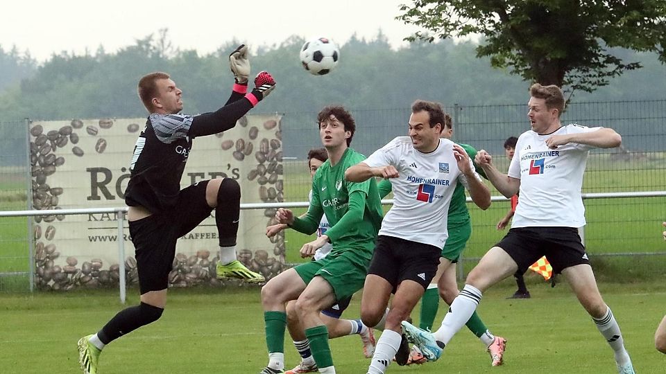 Vergebliche Mühe: Keeper Anton Tannenberger (hier im Spiel gegen Ohlstadt) muss mit Brunnthal in die Kreisklasse.