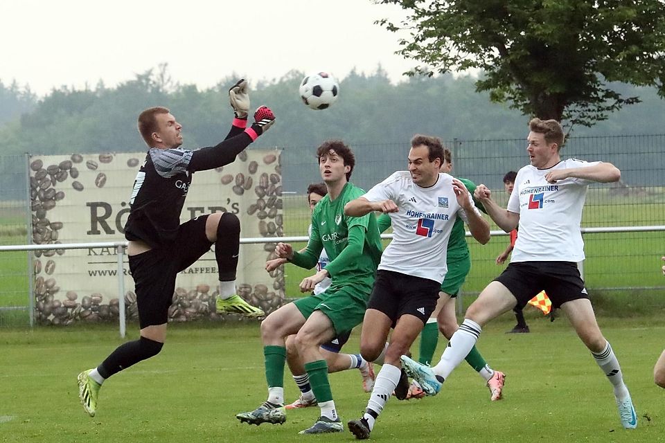 Vergebliche Mühe: Keeper Anton Tannenberger (hier im Spiel gegen Ohlstadt) muss mit Brunnthal in die Kreisklasse.