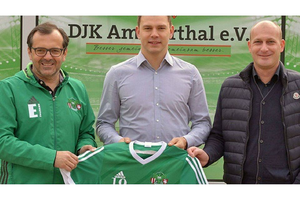Das Trikot der DJK Ammerthal hält Ralf Egeter (Mitte) schon mal in der Hand. Ab der Saison 2017/18 wird er es auch anziehen (mit der Rückennummer 19), sehr zur Freude von Sportvorsitzenden Stefan Badura (links) und Sportdirektor Tobias Rösl (rechts). Foto: DJK Ammerthal