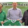 Das Trikot der DJK Ammerthal hält Ralf Egeter (Mitte) schon mal in der Hand. Ab der Saison 2017/18 wird er es auch anziehen (mit der Rückennummer 19), sehr zur Freude von Sportvorsitzenden Stefan Badura (links) und Sportdirektor Tobias Rösl (rechts). Foto: DJK Ammerthal