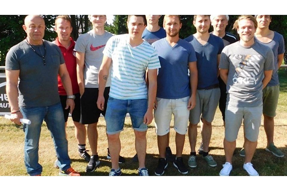 Die Neuzugänge des SV Leonberg mit Trainer Christian Beer (3. v. r.), Co-Trainer Wolfgang Straßer (2. v. l.) und Abteilungsleiter Helmut Schmid (l.)  Foto: brn