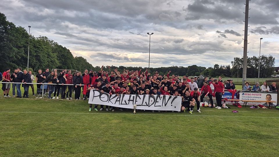 Die jubelnde Frellstedter Mannschaft nach dem Pokalerfolg gegen den TSV Danndorf