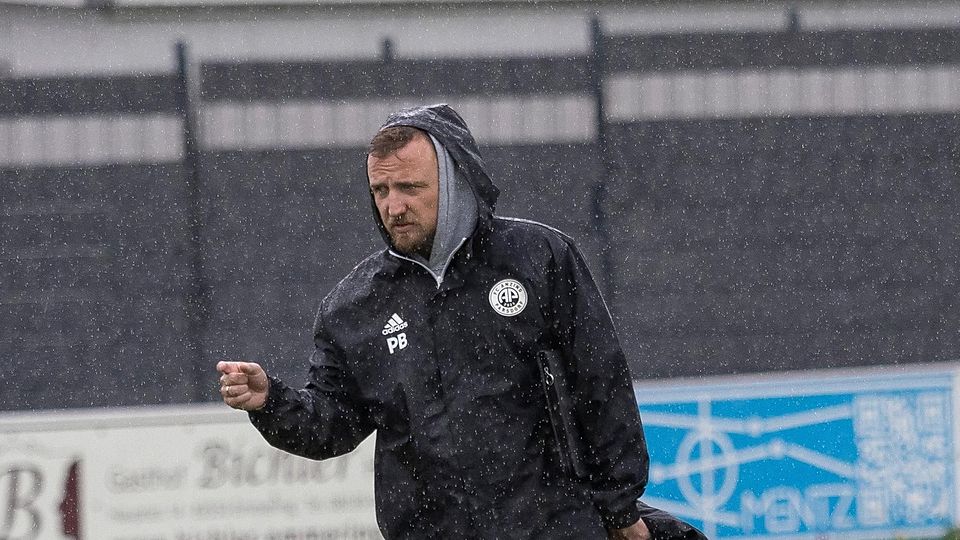 Bloß nicht im Regen stehen und lange zittern wollen die FCAP-Kicker um Coach Peter Beierkuhnlein in der Kreisliga.