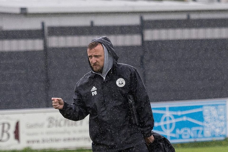 Bloß nicht im Regen stehen und lange zittern wollen die FCAP-Kicker um Coach Peter Beierkuhnlein in der Kreisliga.