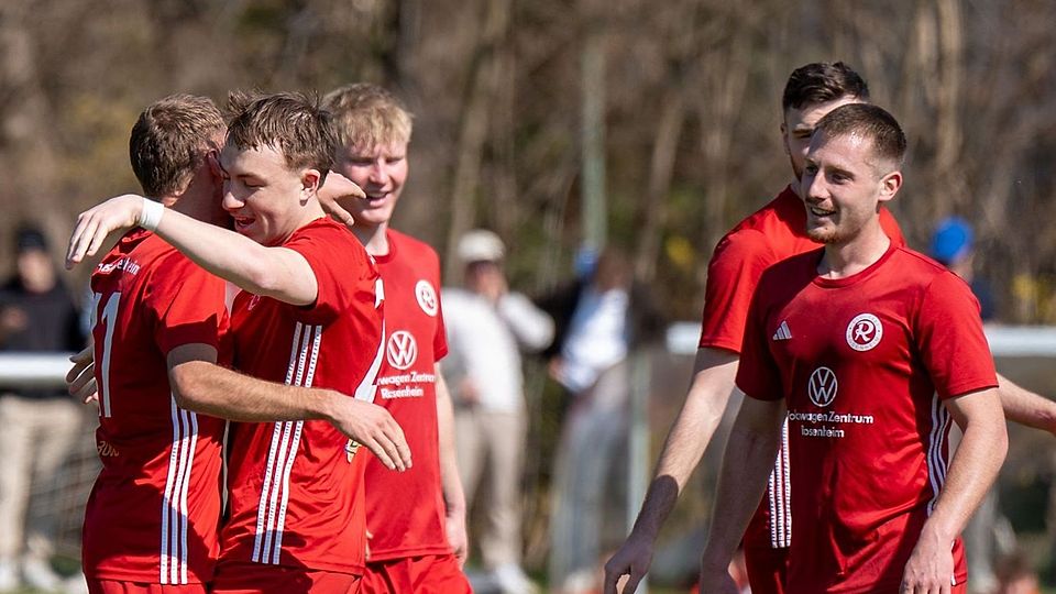 Konnten dank eines Lucky Punches spät jubeln: Die Spieler des TSV 1860 Rosenheim.