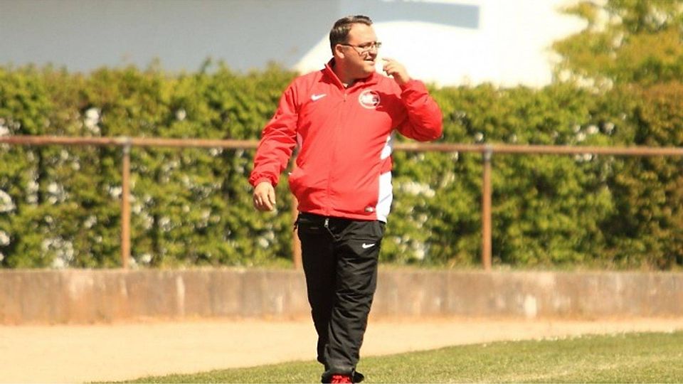 Hochheims Trainer Marcus Edel fordert seine Fußballer nochmal zur vollsten Konzentration auf. F: Wolff