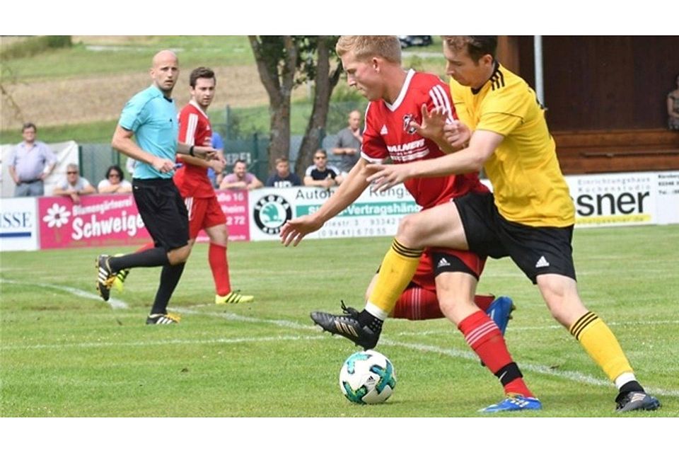 FC Leibersdorf (in gelb) erkämpfte sich am Freitagabend drei Zähler, SV Ihrlerstein (in rot) musste aufgrund schlechter Platzverhältnisse pausieren. Foto: dck