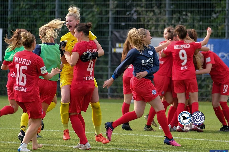 So sehen Sieger aus: Arminias Frauen feiern nach dem letzten Elfmeter den Pokalsieg über den MSV Duisburg. 