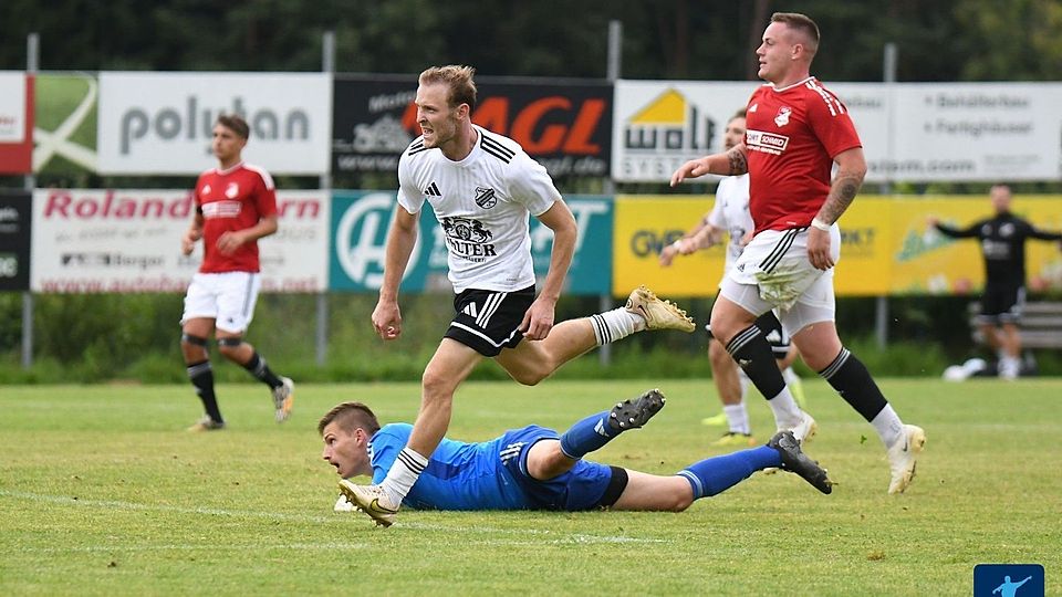 Ab ins Glück! Mit 3:1 bezwang die SpVgg Ruhmannsfelden den TSV Mauth. Alex Kilger (Mitte) überwand hier TSV-Schlussmann Mandl  zum zwischenzeitlichen 2:0