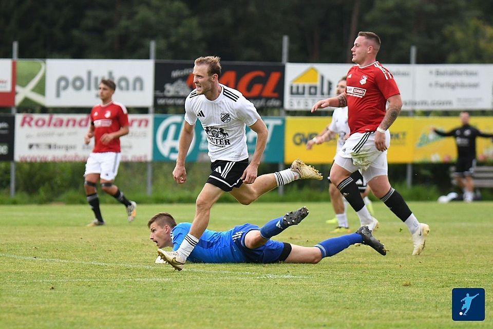 Ab ins Glück! Mit 3:1 bezwang die SpVgg Ruhmannsfelden den TSV Mauth. Alex Kilger (Mitte) überwand hier TSV-Schlussmann Mandl  zum zwischenzeitlichen 2:0