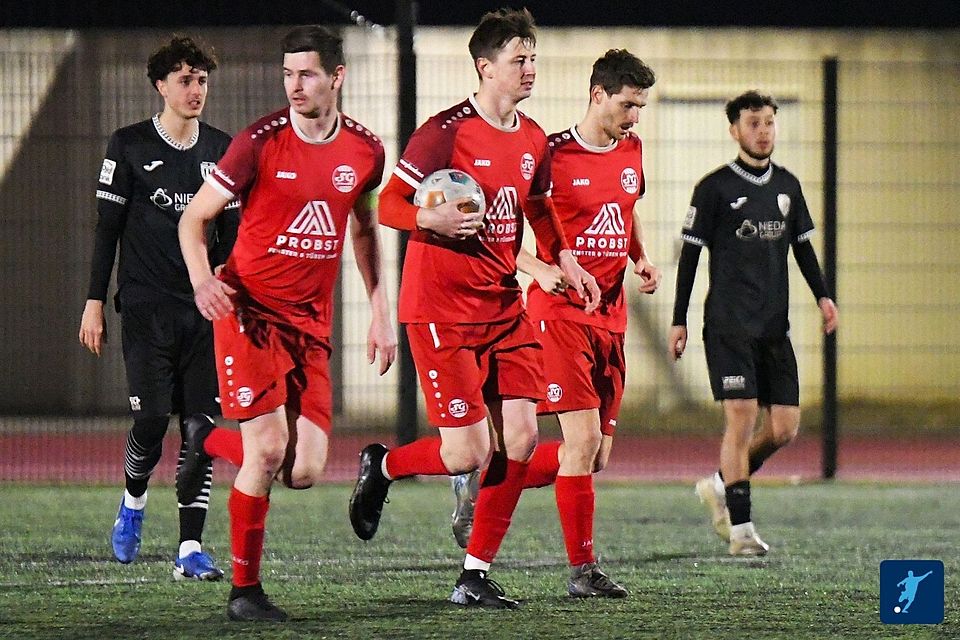 Immer wieder konnten Dreifachtorschütze Jan Pidde und die Schneifeler den Ball aus dem gegnerischen Tor holen: Am Ende stand es sage und schreibe 11:2 gegen Wissen.