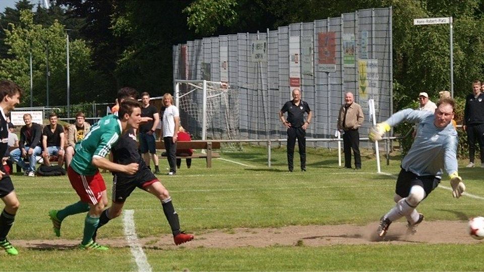 Einen Auftakt nach Maß bescherte Clas Sievers (grünes Trikot) dem MTSV Hohenwestedt im Spiel gegen die SG Meezen/Hennstedt mit dem 1:0 nach nur einer Minute.kühl