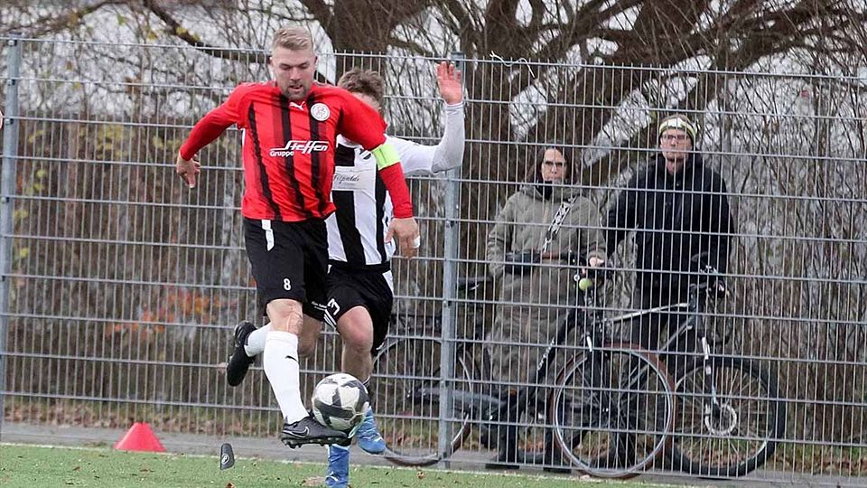 Torschütze Nico Schümann (Probsteier SG) erledigte nebenbei auch noch gute Defensivarbeit. Hier gegen Linus Mordhorst (Heikendorfer SV).