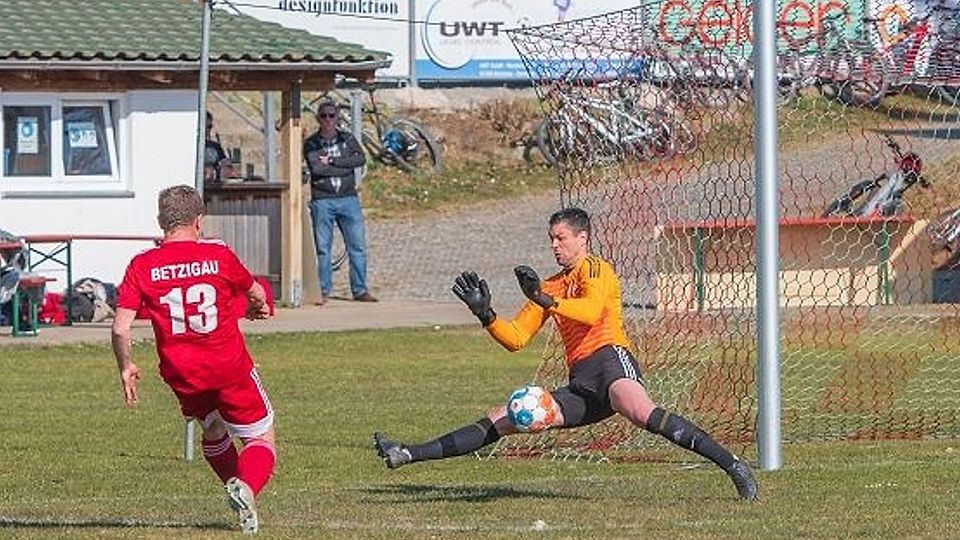 Niedersonthofens Keeper Marcel Becker ließ sich in Betzigau nicht bezwingen. Er hielt einen Elfmeter und blieb auch gegen Tobias Roßmann in dieser Szene Sieger.
