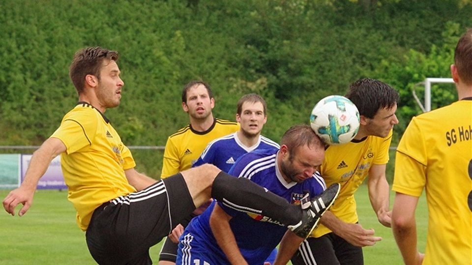 SGH-Abteilungsleiter und Mittelfeldmotor Florian Mandlinger (l.) gibt alles für seinen Heimatverein. Foto: Schmautz