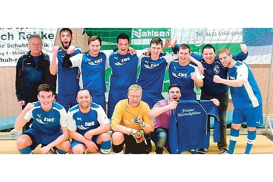 Siegerjubel in Blau-Weiß: Die Fußballer des SV Gödens II sicherten sich den Turniersieg bei den unteren Kreisklassenteams. privat