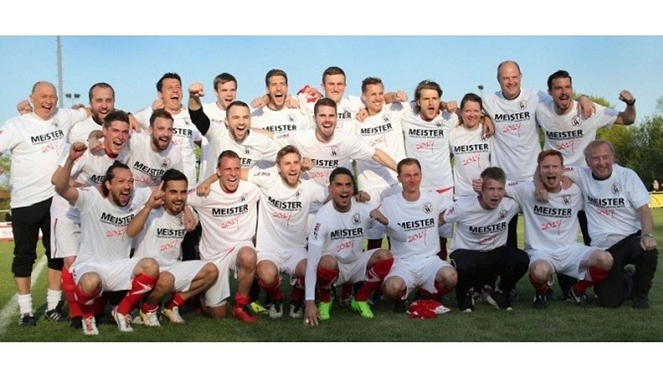 SC Waldgirmes, Meister der Verbandsliga Mitte und Aufsteiger in die Hessenliga: Hinten von links: Torwarttrainer Manfred Erhard, Betreuer Marco Gerhardt, Leif Langholz, Steffen Schneider, Dennis Lang, Luca Zarmutek, Marvin Kretschmann, Emanuel Haas, Physiotherapeutin Julia Hoch, Co-Trainer Ingo Flechtner, Trainer Peter Bätzel. Mitte von links: Daniel Roskosz, Max Schneider, Fabian Grutza, Marc Gel