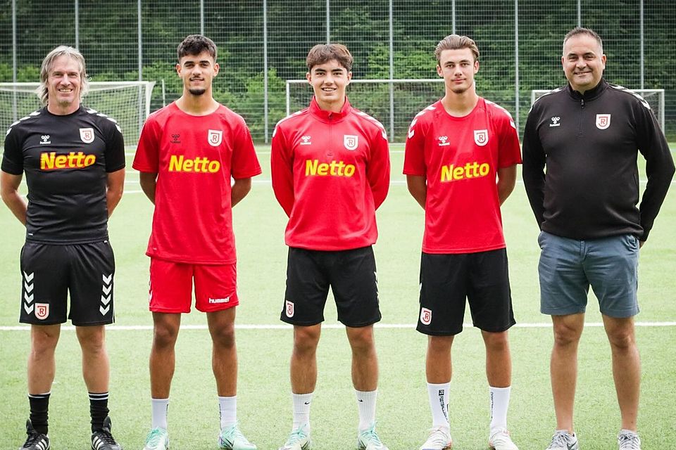 U21-Cheftrainer Christoph Jank (l.) und Jahnschmiede-Leiter Christian Martin (r.) begrüßen Ante Banden (v.l.), Leon Rudenko und Björn Fröhlich am Kaulbachweg.
