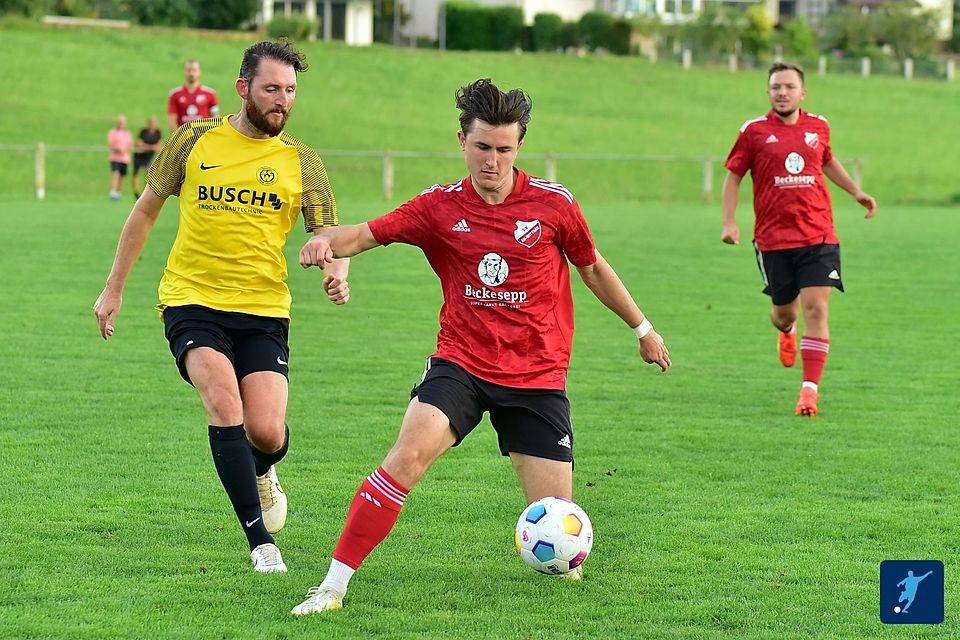 Ein leistungsgerechtes Unentschieden gab es zum Ligaauftakt am Sonntagabend zwischen dem SV Au-Wittnau mit Denis Gretz (am Ball) gegen den SC Wyhl mit Oliver Oberkirch (links).