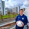 Ein Mann, ein Ball, eine Uni: Michel Dennin bekommt sein Sport-Studium, seine ehrenamtlichen Tätigkeiten beim TuS 08 Senne I und das Hobby als Bezirksliga-Spieler unter einen Hut. Dafür ist er jetzt ausgezeichnet worden.