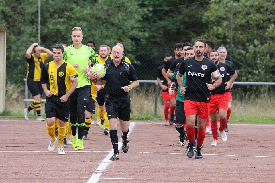 Endlich wieder auflaufen: Die Mannschaften des TuS Huppert (links) und des SV Bosporus Eltville treffen auch in der am 6. September beginnenden B-Liga-Spielzeit 2020/21 aufeinander.  