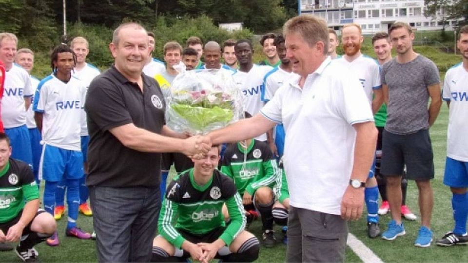 VfL Klafeld-Geisweids seit kurzem amtierender 1.Vorsitzender Hartmut Treude (vorne links) gratulierten vor dem Anpfiff seinem VfB-Kollegen Martin Gruner mit einem Blumenstrauß zum Vereinsgeburtstag. Foto: hb