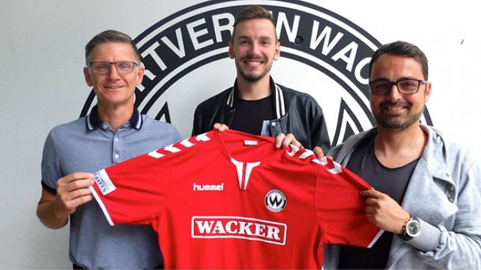 Freuen sich auf die Zusammenarbeit (v.li.): Teammanager Karl-Heinz Fenk, Franco Flückiger, Patrick Mölzl.F.:SV Wacker