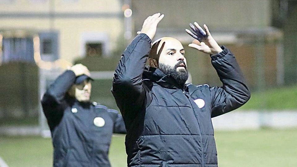 JFV-Trainer Kadir Armagan (vorne) hat vor dem Derby Respekt vor dem Gegner aus Hennef - 