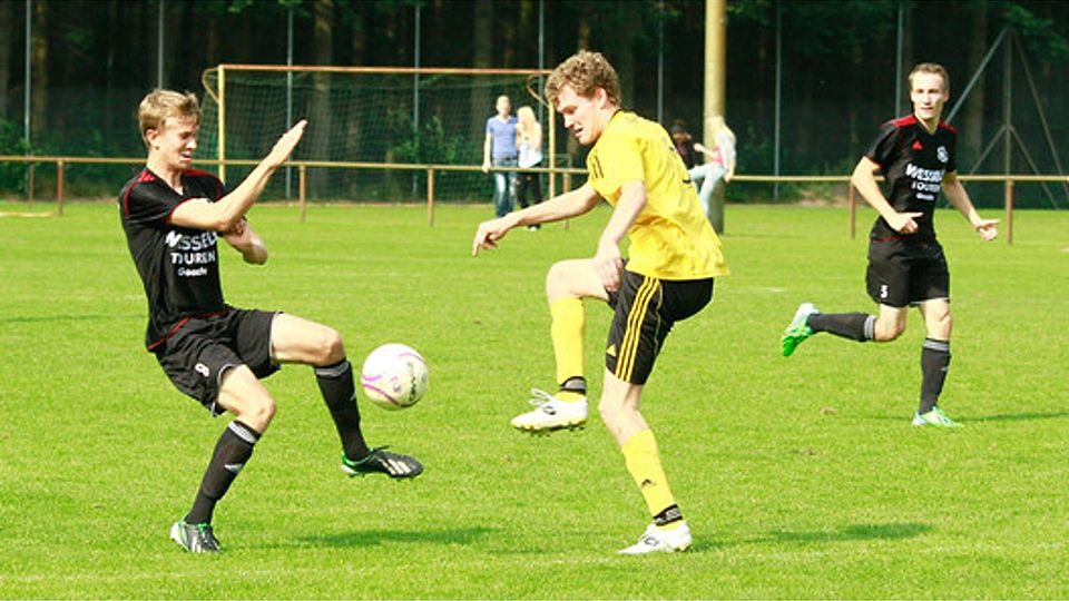 Fast schon ängstlich begann die DJK Geeste am Sonntag im Heimspiel gegen die SG Freren (in Gelb), um sich Stück für Stück zurück in die Partie zu arbeiten und am Ende mit 3:1 zu gewinnen. Foto: Torsten Albrecht