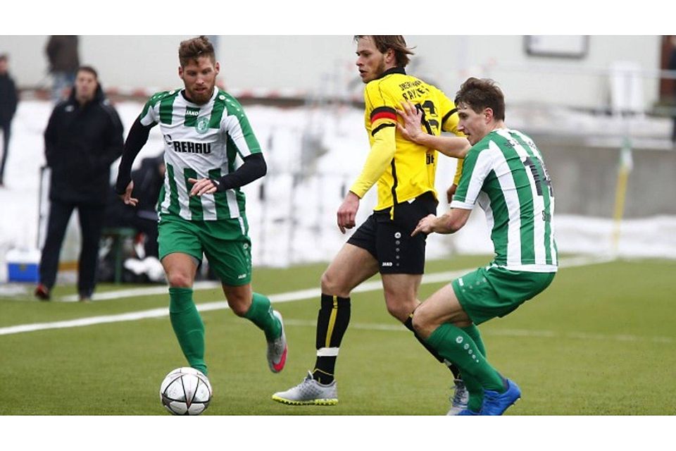 Eltersdorf (grün) zeigte gegen den Regionalligisten eine couragierte Vorstellung. F: Kolb