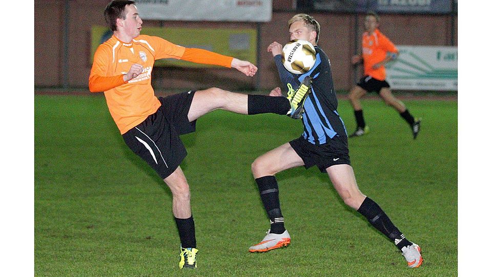 Hohes Bein: Rheinhesse Niklas Mirwald (links) versucht, dem Abenheimer Jan Schmitt den Ball vor der Nase wegzuspitzeln. 	Foto: pa/Axel Schmitz