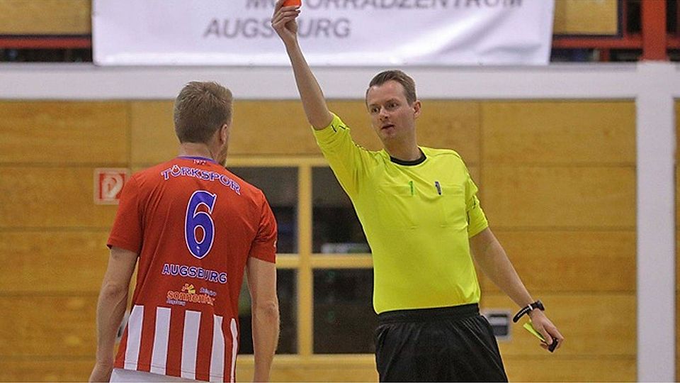 Türkspor Augsburgs Manuel Hiemer sorgte für ein unrühmliches Ende des Futsal-Turniers um den Reisacher-Cup in Kissing.  Foto: Michael Hochgemuth